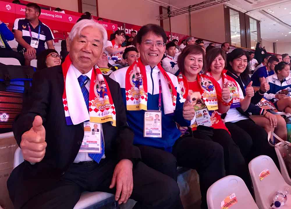 体育署长高俊雄(左2)到场为克拉术加油，称赞香华天的给力支持