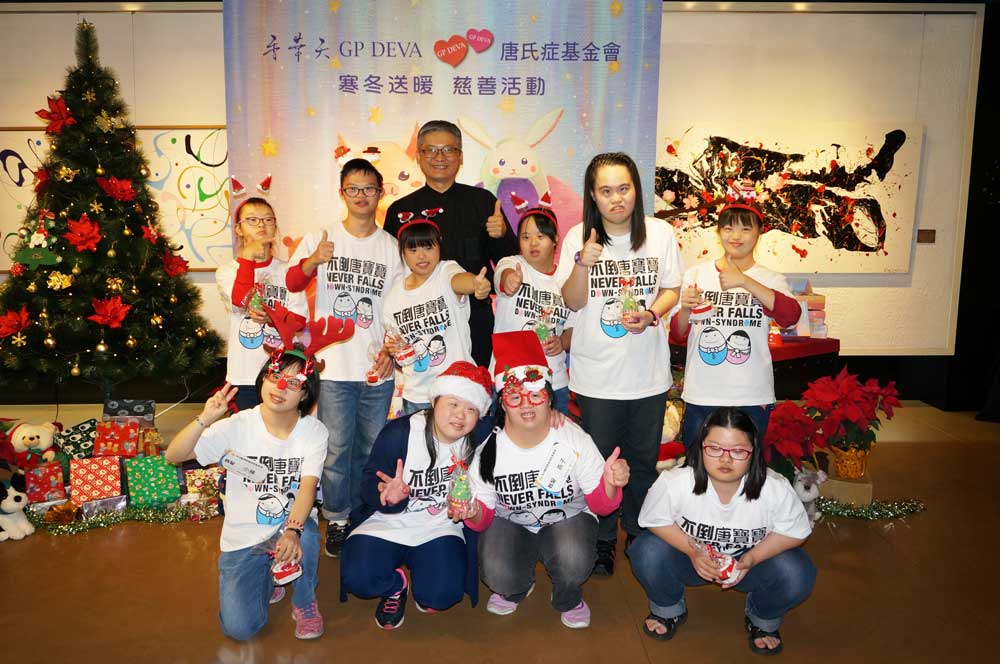 唐氏症基金会唐宝宝与「香华天・新艺境」台中门市店长黄光中合影