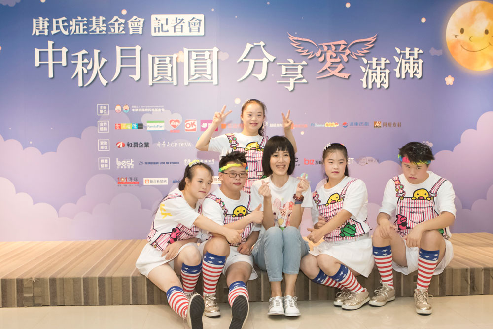 香华天旗下艺术家赖雅琦与唐宝宝合影