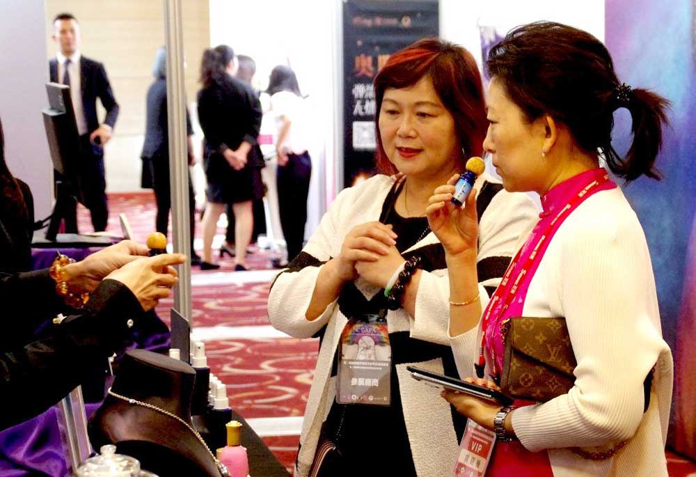 中国整形美容协会办公室主任黄晓梅体验香华天的香格里拉精油香氛