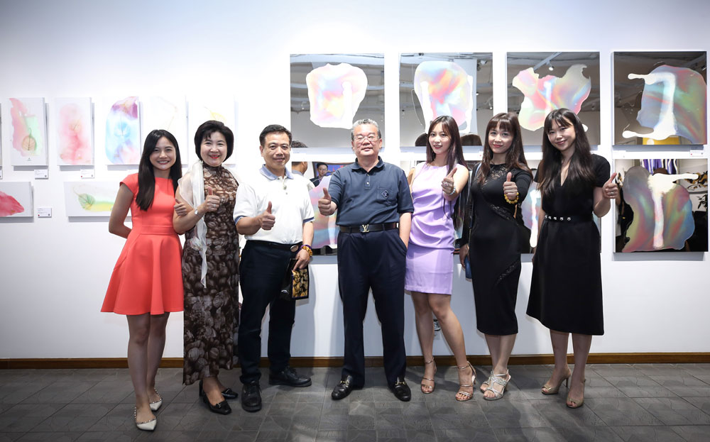 香华天艺术总监李善单＋旗下艺术团体玛馨玲月与藏家合影