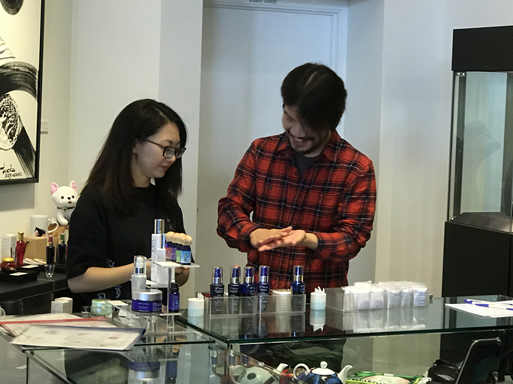 <A local musician and artist, Hayato, trying on essential oil for the first time.>