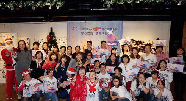 香华天品牌总监张翠芳、唐氏症基金会副执行长周美汝、欧舍咖啡副总李美娟与唐宝宝们和贵宾们欢渡开心下午茶时间