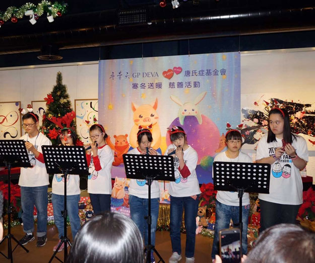 唐宝宝带来陶笛表演，为大家演奏出好听温馨的圣诞歌曲