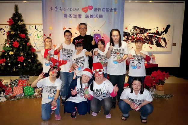 唐宝宝到「香华天・新艺境」台中门市担任一日店长，与台中门市经理黄光中合影，现场还有欧舍咖啡手冲体验活动