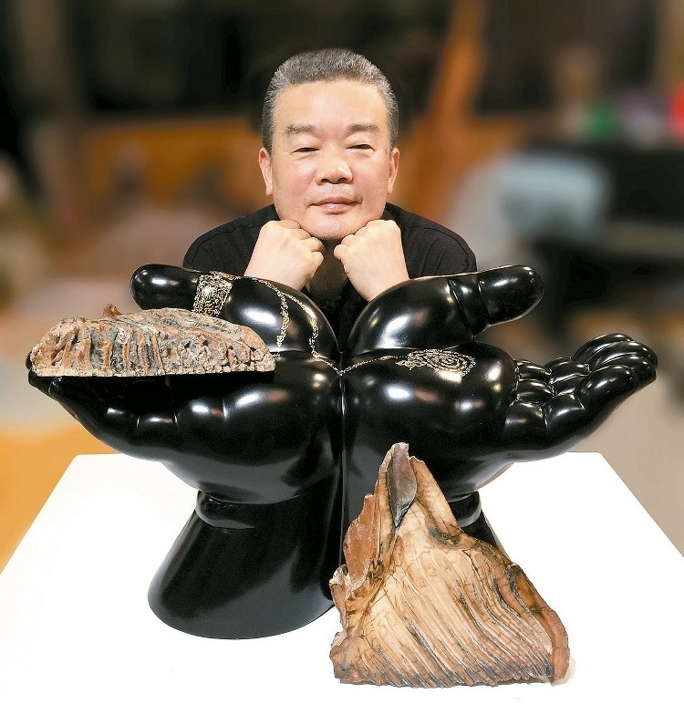 象齿比象牙还珍贵，李善单显然对这件作品很满意。