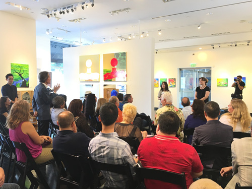 聽完藝術家辛蒂 • 桑頓勵志的人生故事後,貴賓們更加好奇想了解這些畫作的創作背景