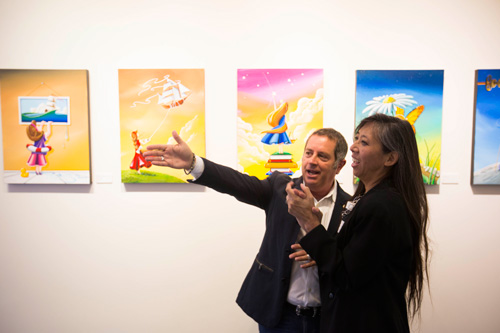 洛杉磯兒童醫院基金會部的協理揚 • 賽吉特(Jan Saiget) 對富有同情心的香華天貴賓們表達真摯的感激