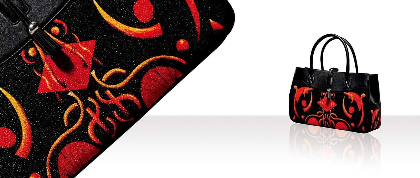 香華天GP DEVA精品。珍珠魚皮包款採用最頂級的貝鰭珍珠魚皮部分，經過特殊處理後，散發出有如珍珠般的迷人光澤，更難得的是在皮包上面，完美將藝術家原畫作之飽和色彩，呈現在珍珠魚皮包上。