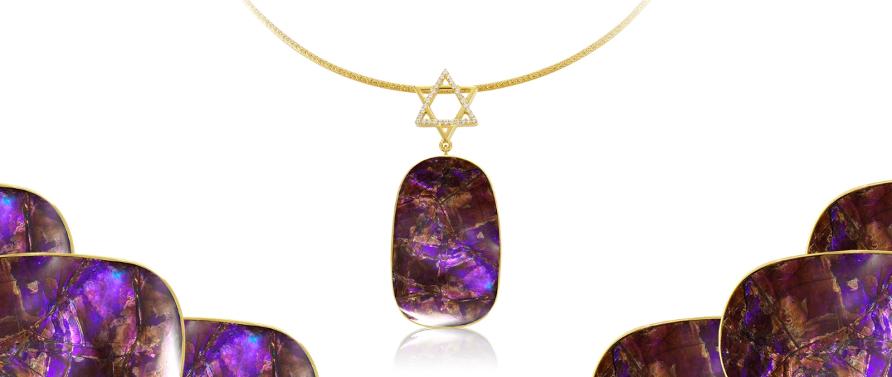 香華天GP Deva圖騰能量珠寶。香華天延續李教授重量級鉅作「掌握乾坤」系列的概念，秉持「把有文化、有內涵、有底蘊的東西創造出新價值，賦予新生命」的文創精神，擷取藝術家作品精髓，將銅雕手指、手掌或手腕