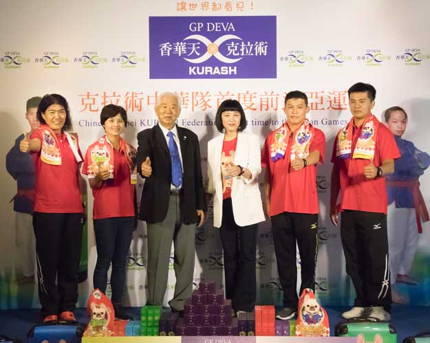 香華天贊助克拉術前進亞運記者會/香華天集團董事長周貝芬(左五)、克拉術協會理事長張漢東(左三)，為克拉術亞運代表隊教練與選手授旗，披上BoBi（保庇），帶著祝福出征。代表隊教練廖典英(左一)、黃涵青(右一)，培訓隊教練鄭嘉德(右二)，防護員林姵吟(左二)