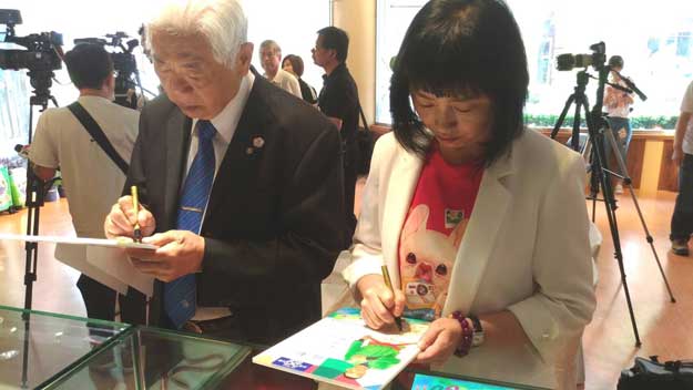 香華天贊助克拉術前進亞運記者會/香華天集團現場貼心為11位選手製做個人專屬立牌，將所有選手資料放在立牌上，並安排選手們不注意時，邀請克拉術協會理事長張漢東與香華天董事長周貝芬在上簽名，作為選手們今日的驚喜紀念品。