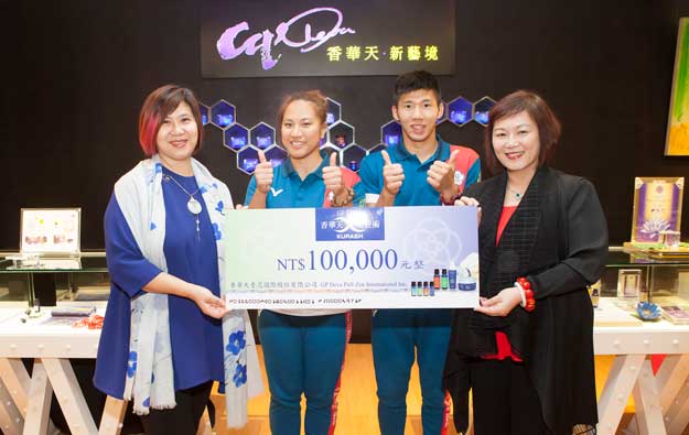 香華天集團周貝芬董事長贊助亞運克拉術銅牌選手詹皓程楊憲慈，圖左為克拉術執行長張詩佩，右為香華天品牌總監張翠芳