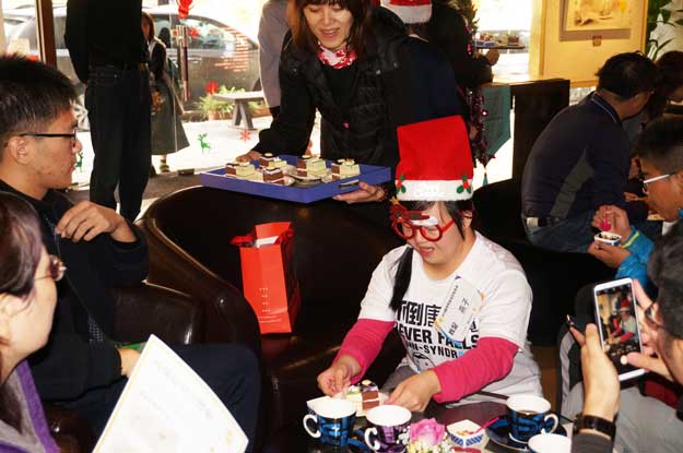 香华天新艺境与唐氏症基金会寒冬送暖在台中门市 小店长燕子