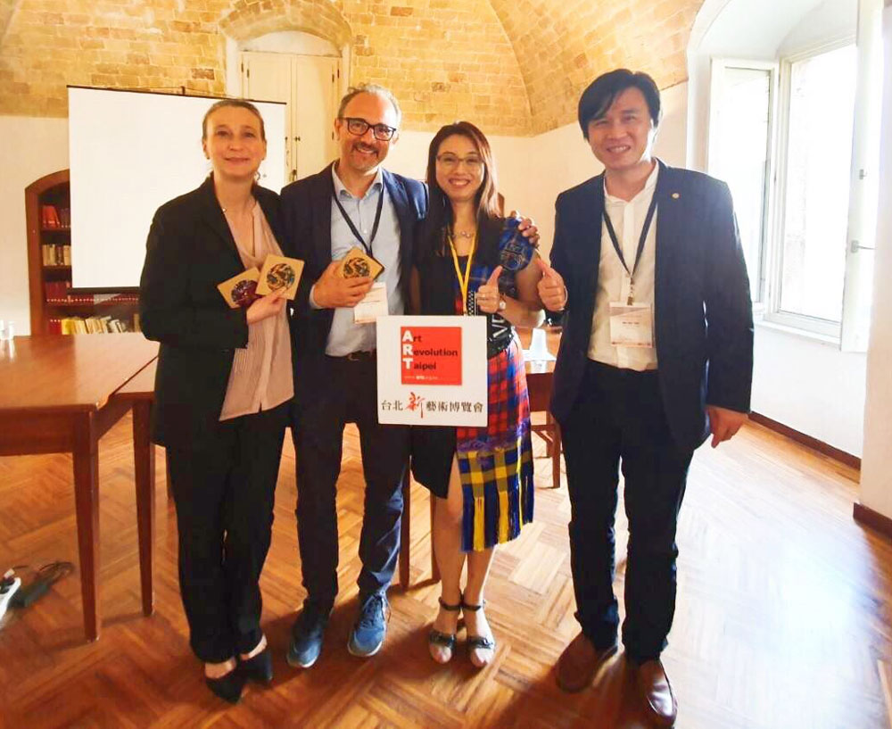 香华天大中华区行销总监暨新艺术博览会专案总监王瑞珍，与国际知识资产论坛（IFKAD）主席 Paola Demartini（左一）、Giovanni Schiuma（左二）和颜敏仁教授（右一）合影