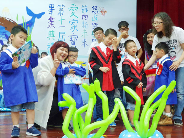 唐氏症基金会爱家宝贝第11届毕业典礼，香华天集团出席赠送艺术家赖雅琦的儿童绘本幸福的礼物