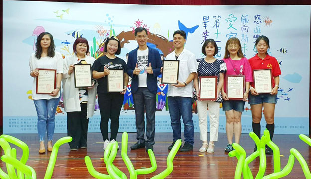 唐氏症基金会爱家宝贝第11届毕业典礼，香华天集团出席赠送艺术家赖雅琦的儿童绘本幸福的礼物